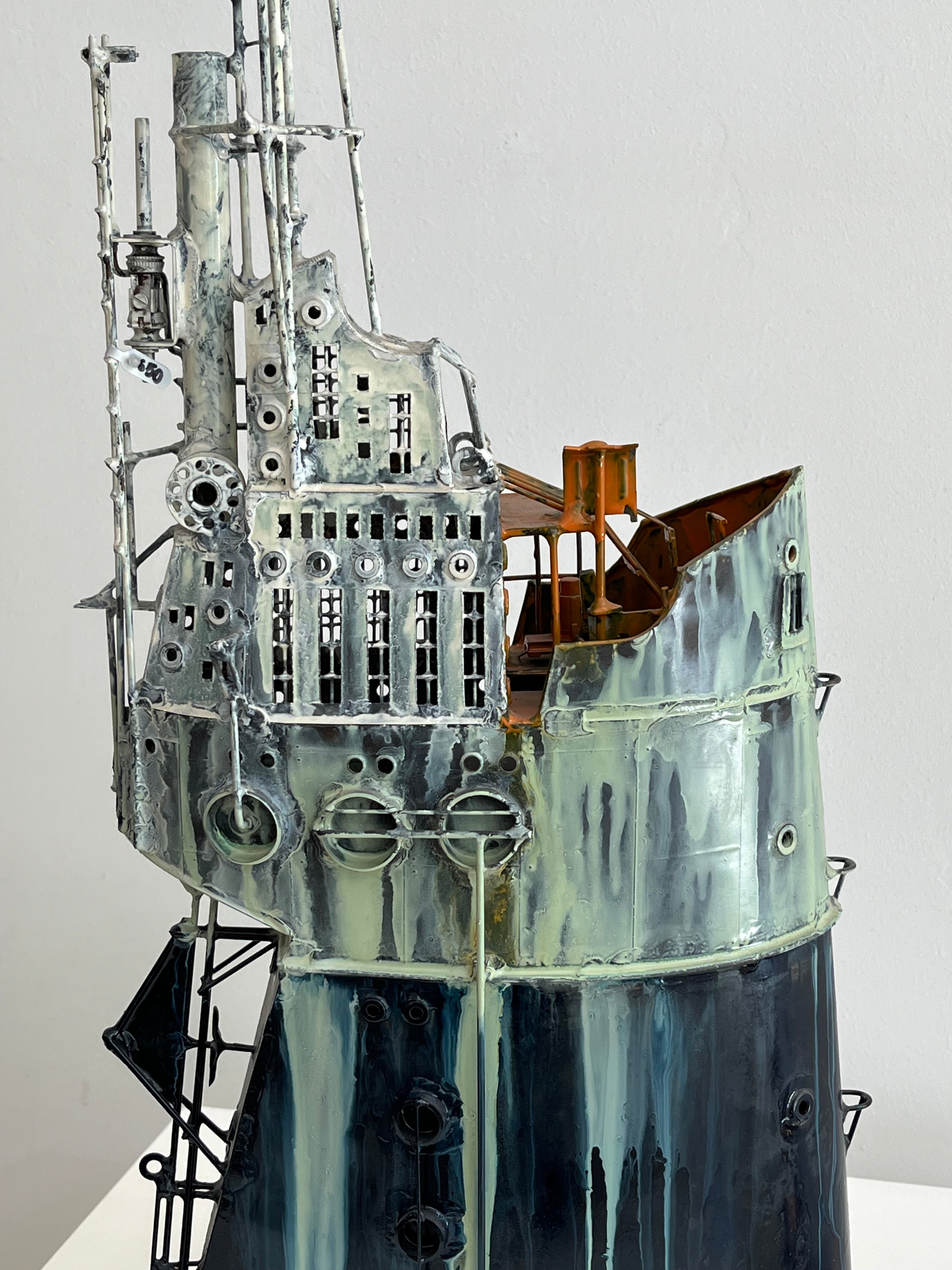 METALLIC BOAT WITH LIGHT