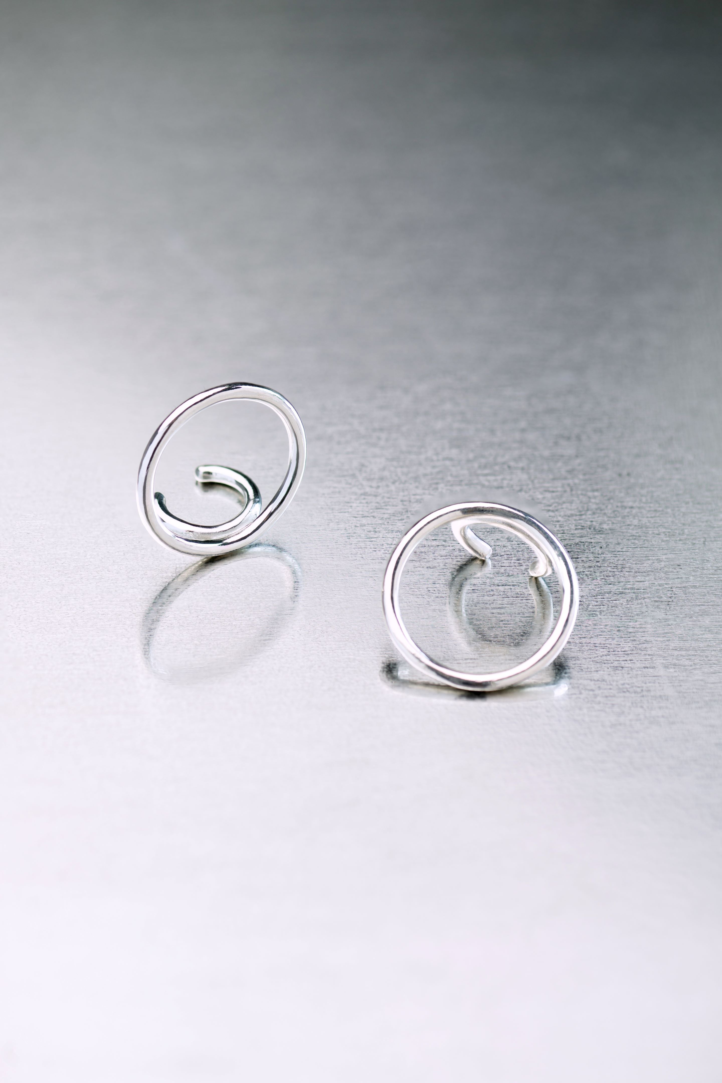 CIRCLE EAR CUFF